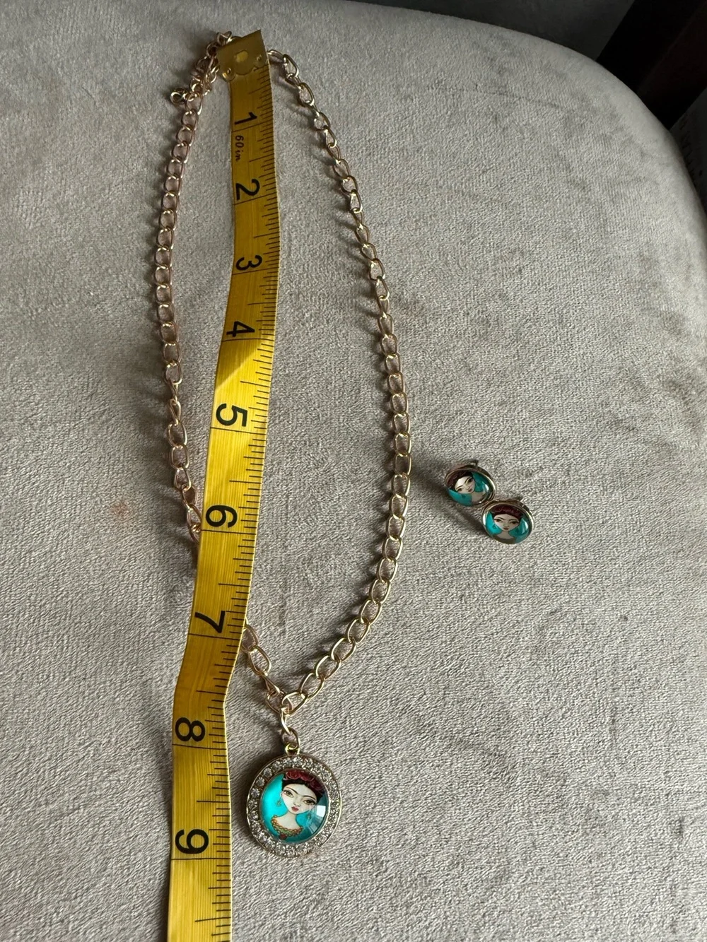 Fashion Portrait Turquoise Pendant Necklace and Stud Earrings Set